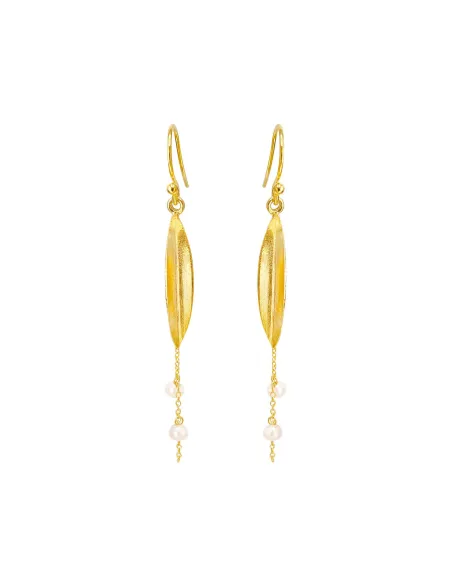 SUSANNE FRIIS BJØRNER | Forgyldt sølvkrogsørering med bøjet børstet blad, kæde og hvide ferskvandsperler