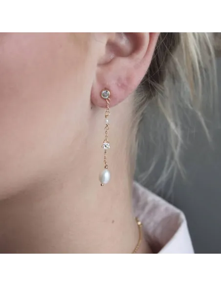 Ocean Ear Chain 01 – 18K guldbelagt sølvørekæde med ferskvandsperler, 5 cm lang