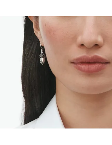 Fremstillet i oxideret sterlingsølv, giver øreringene en dyb, karakteristisk patina