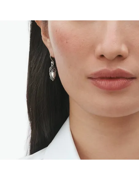 Fremstillet i oxideret sterlingsølv, giver øreringene en dyb, karakteristisk patina