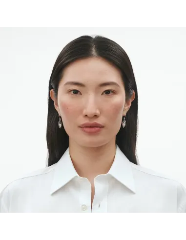 Fremstillet i oxideret sterlingsølv, giver øreringene en dyb, karakteristisk patina