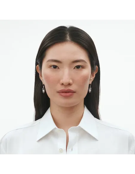 Fremstillet i oxideret sterlingsølv, giver øreringene en dyb, karakteristisk patina