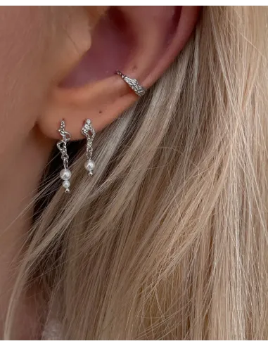 Amara Ear Cuff – bølgende design med banket overflade fra Reef kollektionen.