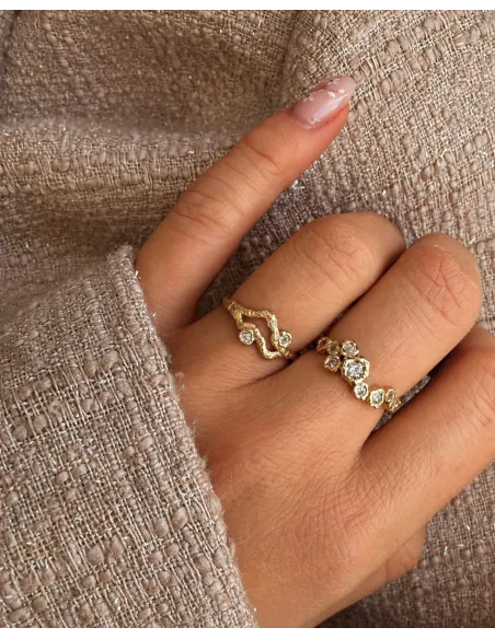 Lorien Ring – unik ring med ferskvandsperle og bølget design fra Tides.