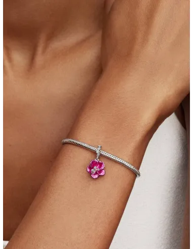PANDORA Funklende Pavé Tredobbelt Række Charm | Glimtende Elegance