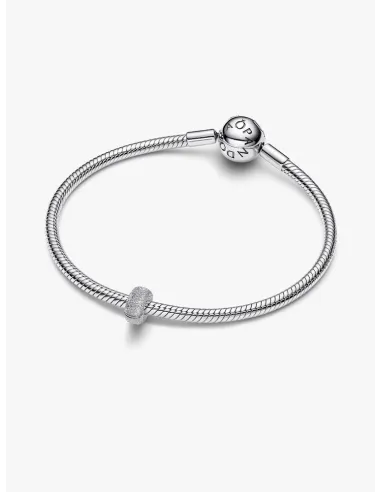 PANDORA Funklende Pavé Tredobbelt Række Charm | Glimtende Elegance