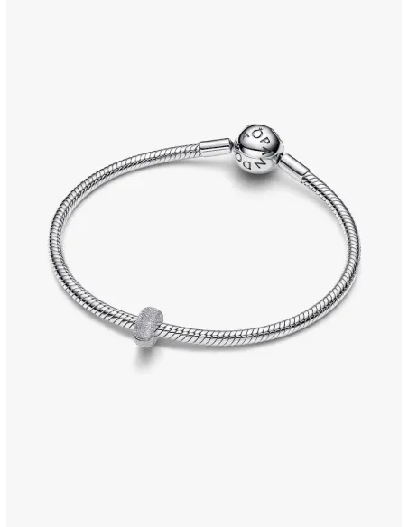 PANDORA Funklende Pavé Tredobbelt Række Charm | Glimtende Elegance