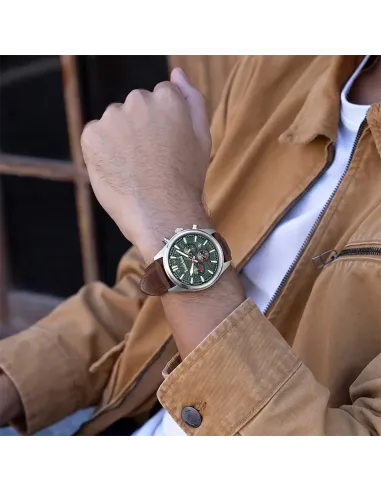Timberland Northbridge TDWGF0009609 herreur vist på håndled med brun læderrem