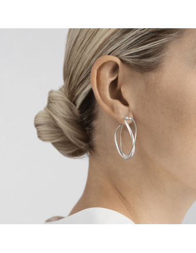 GEORG JENSEN INFINITY STORE ØRERINGE I STERLING SØLV på model