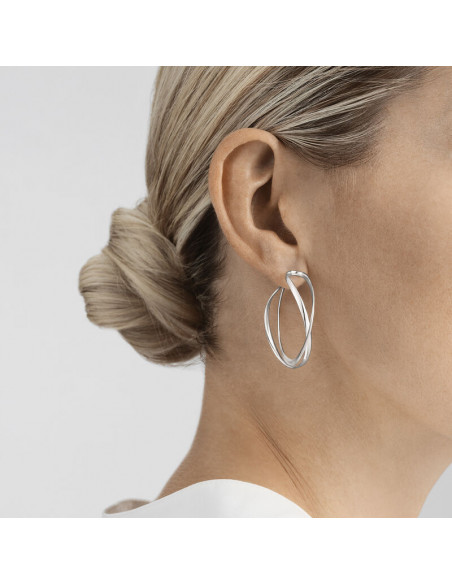 GEORG JENSEN INFINITY STORE ØRERINGE I STERLING SØLV på model