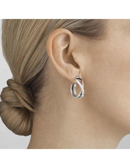 GEORG JENSEN - INFINITY Små Øreringe, modelbillede GEORG JENSEN - INFINITY Små Øreringe, modelbillede