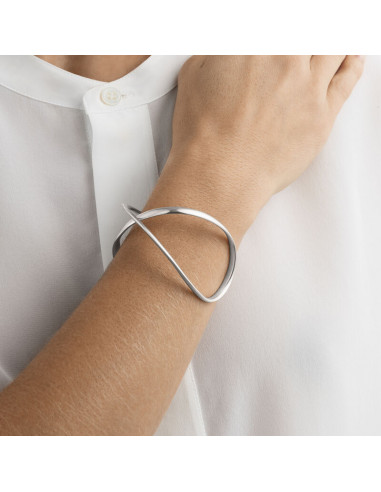 GEORG JENSEN - INFINITY Armring på model