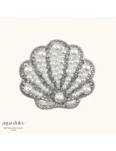 AQUA DULCE | Shell muslingebroche med hvide perledetaljer – 7068