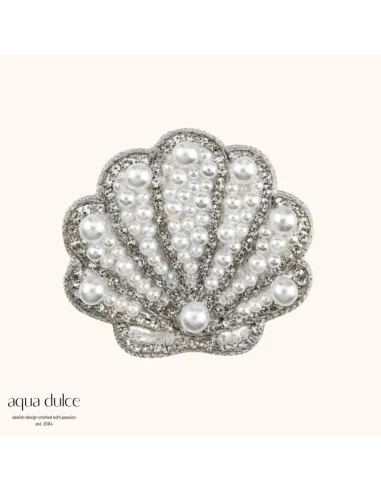 AQUA DULCE | Shell muslingebroche med hvide perledetaljer – 7068