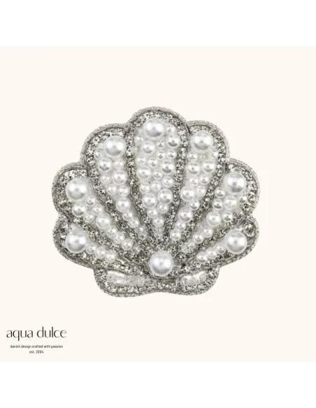 AQUA DULCE | Shell muslingebroche med hvide perledetaljer – 7068