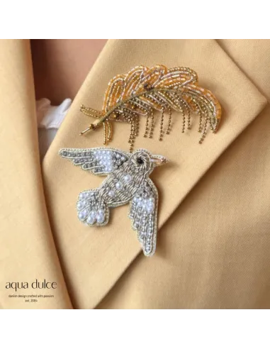 Aqua Dulce Feather 7067 på en blazer – stylingfoto; fuglebrochen medfølger ikke
